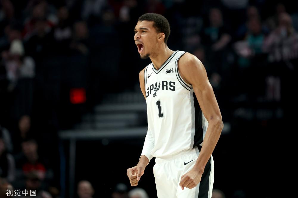 现出了她对 现出了她对